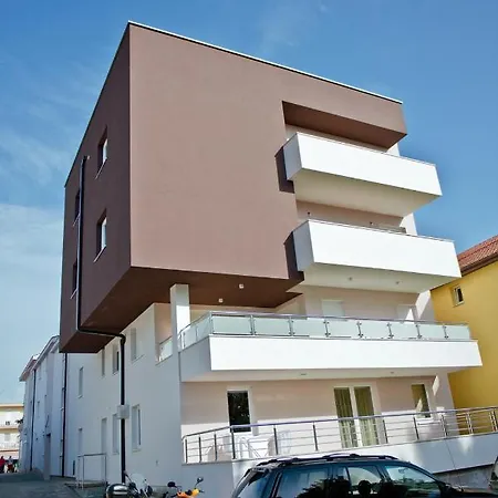 Tomato Hotel
